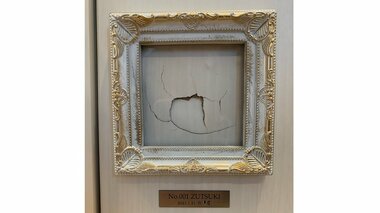 父親「石頭なのかな」…1歳半の息子が“頭突きで開けた穴”をアート作品に