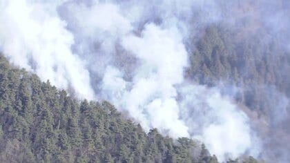 山梨県・扇山の山火事は延焼続き中央道まで1キロに迫る…自衛隊ヘリが消火活動も鎮圧のメド立たず　10日以降は風強まり注意