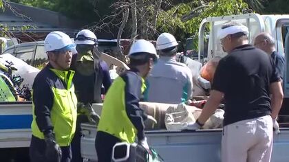 開設3日目も長蛇の列、富山・氷見市の災害ごみ仮置き場に家電や畳が次々と　「床下の泥はどうしたもんか」