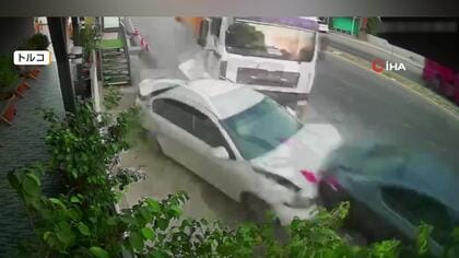 暴走トラックが路肩に止まる車列に突っ込む瞬間　反対車線に押し出された車と走行車“間一髪”衝突回避　トルコ