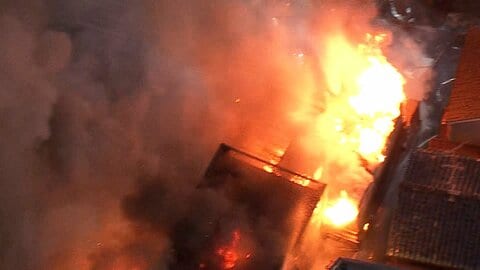 街を包む煙…木造住宅が全焼、7棟に延焼　消防車32台出動し鎮火まで13時間　火元の住民女性（88）搬送もけがなし　愛知・春日井市