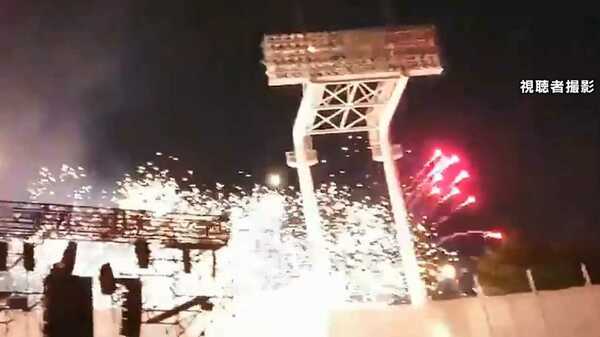 なぜ観客の頭上すぐ近くで花火が破裂したのか 神宮の花火事故を11本の動画から検証 Fnnプライムオンライン