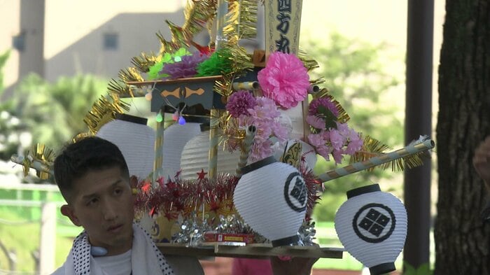 大小様々な船で故人の御霊を浄土へ送る