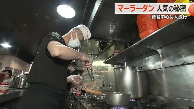 厨房で具材を煮込んでくれる