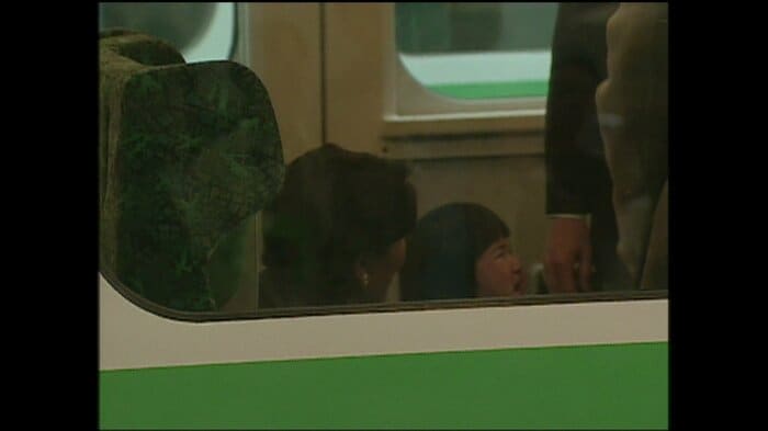 平成15（2003）年5月　新幹線の車内で起こされ泣き出した愛子さま（東京駅）