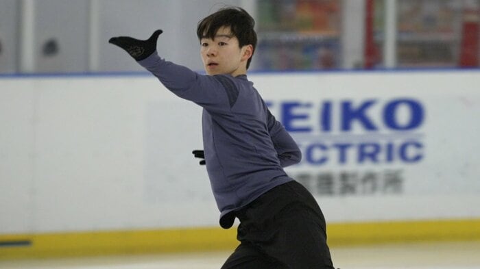 氷上練習をする鍵山