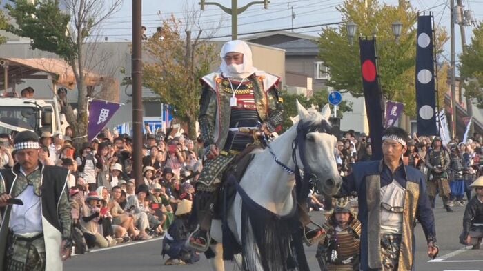 謙信役の松平さん 白馬に乗り登場!