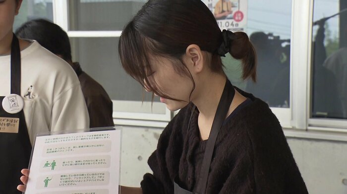 来店客に注意事項を伝える竹田さん
