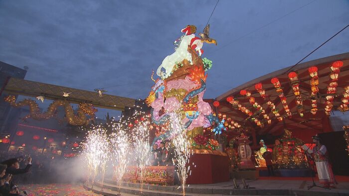 午後6時、一斉に明かりが灯された