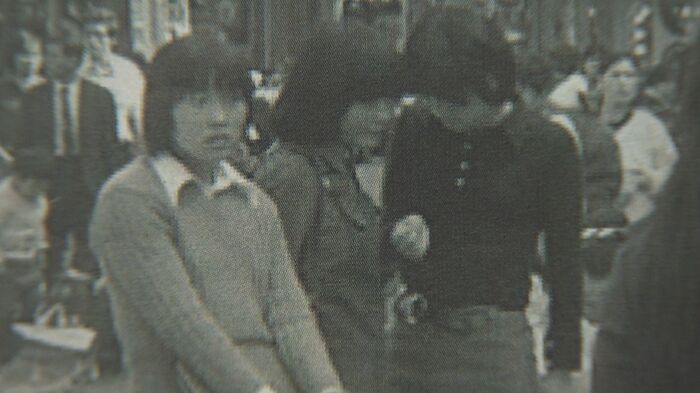 女性たちのファッションも時代を反映している