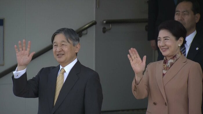 鳥羽駅に到着された両陛下