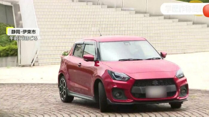 赤い車に乗って登庁する田久保市長