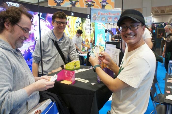 ドイツのボードゲームマーケットに出品　平さんのブースでゲーム