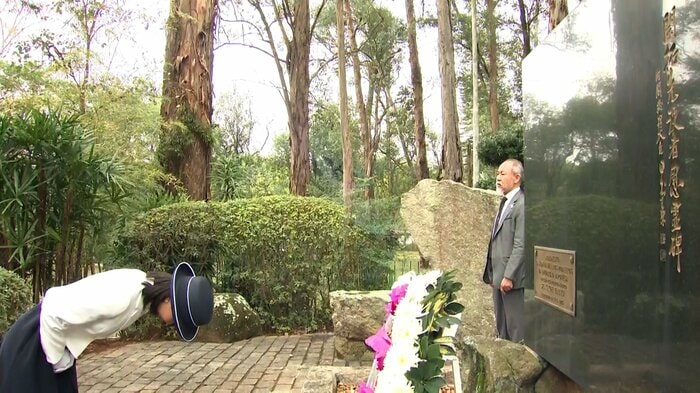 開拓先没者慰霊碑に供花された佳子さま