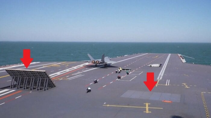 空母「福建」の艦載機の噴射を上に逃がす偏向板（赤矢印）