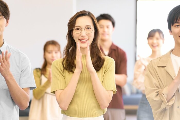 褒める準備として相手を観察してみよう（画像：イメージ）