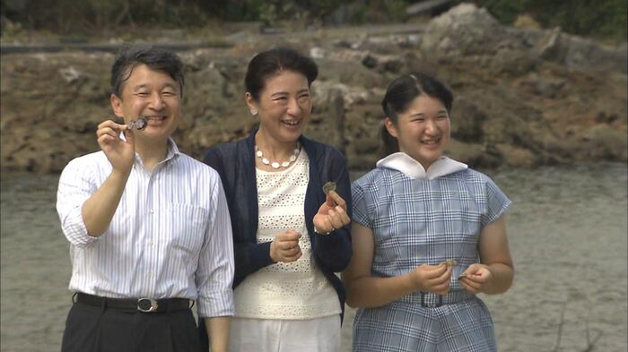 2018年8月 三井浜で貝殻を拾われた天皇ご一家