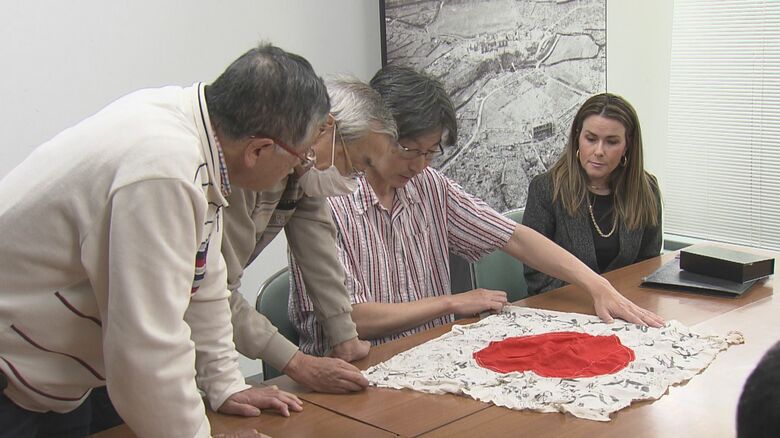 「戦争トラウマ」に苦しんだ米兵の真実　原爆投下後の長崎に上陸した元米兵の孫が被爆地を訪れる　祖父が抱いた“心の傷”を知り、当時持ち帰った“日章旗”を長崎へ｜FNNプライムオンライン
