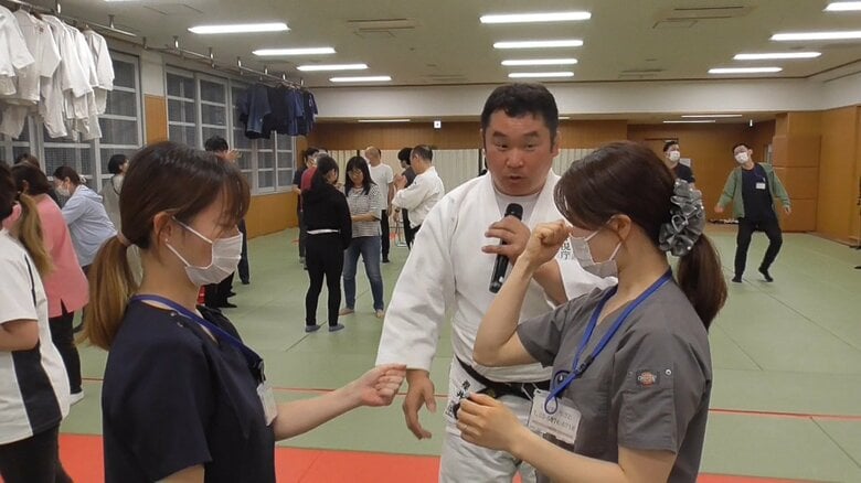 「不審者からも患者からも自分の身を守る」警視庁初の警察官による訪問看護師らに向けた護身術セミナー｜FNNプライムオンライン