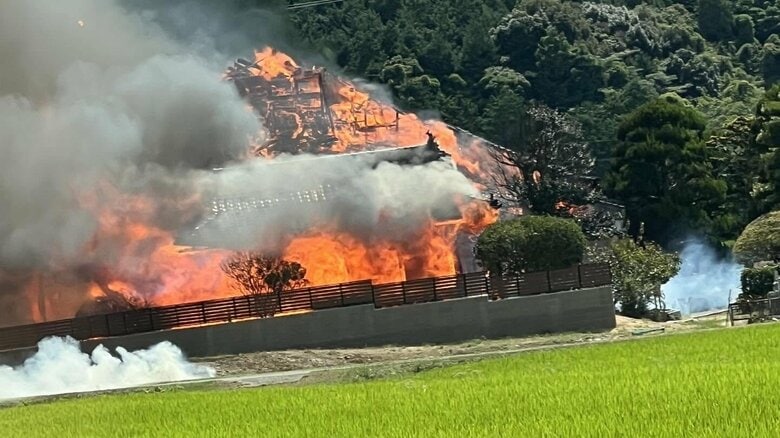 【速報】寺院で火事　激しい炎と煙が上がる　消火活動が続く　山口・山陽小野田市の清安寺｜FNNプライムオンライン