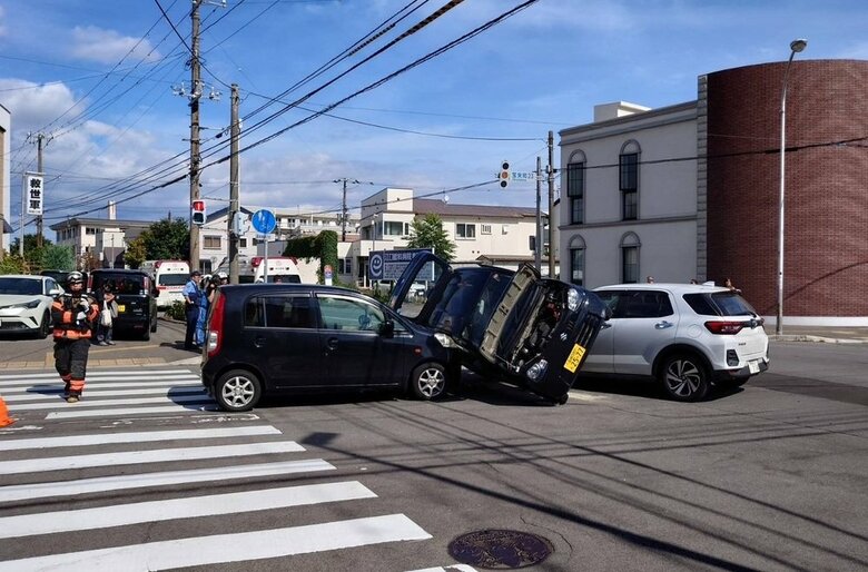 【3台が別方向から交差点に直進か】多重事故で高齢の男女2人を病院搬送_軽自動車1台が車と車の間に挟まれ横転〈北海道函館市〉｜FNNプライムオンライン