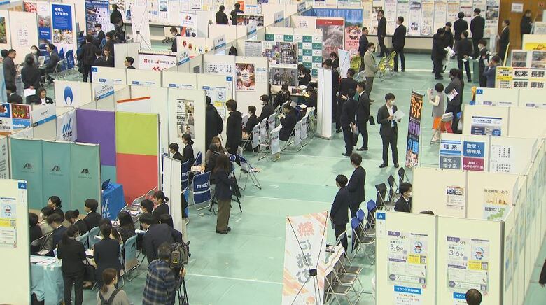 学生優位の「売り手市場」変わらず…「就活」が本格スタート　企業側の「初任給引き上げ」の動き広がる｜FNNプライムオンライン