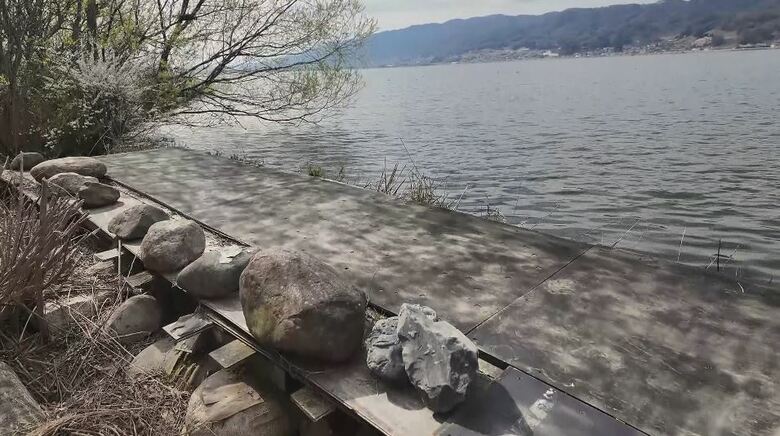 「悪意ある確信犯」　諏訪湖畔に無許可で”釣り用台座”　河川法違反の「不法占用」　警告書を貼るが…はがされる　「非常にやるせない」県が台座の撤去と原状回復求める　長野・岡谷市｜FNNプライムオンライン