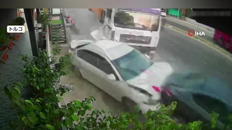 暴走トラックが路肩に止まる車列に突っ込む瞬間 反対車線に押し出された車と走行車“間一髪”衝突回避 トルコ|FNNプライムオンライン