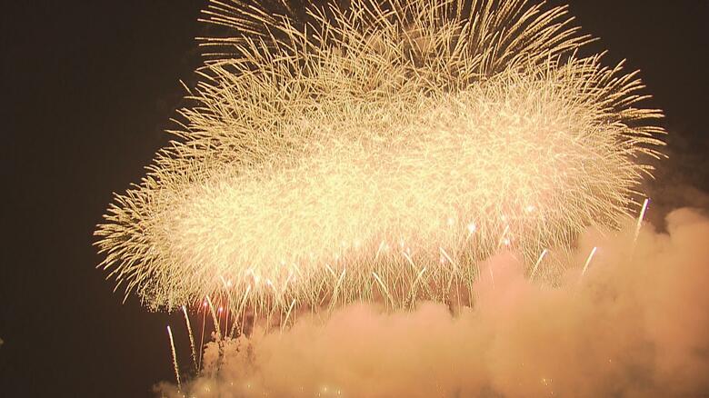 観客がひとつに　花火会場で「愛は勝つ」大合唱　8000発が夜空彩る　2026年はドローンショーも　大分発｜FNNプライムオンライン