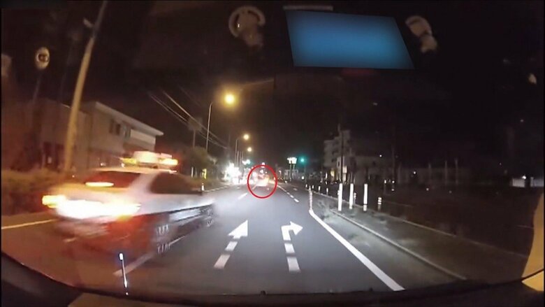 後ろから追いかけるパトカー