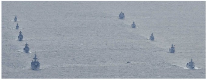 中国海軍艦艇(右)とロシア海軍艦艇(左) 提供:統合幕僚監部