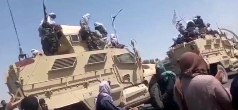 米軍の軍用車両に乗ったタリバンの戦闘員ら(カンダハル 2021年9月1日)
