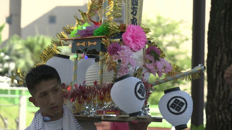 大小様々な船で故人の御霊を浄土へ送る