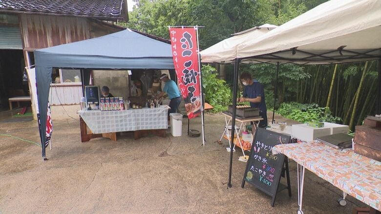 宿の敷地に屋台も出てにぎやかに
