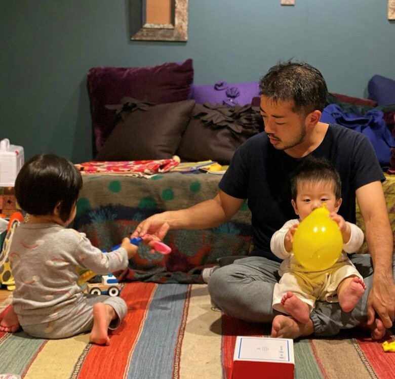 子どもたちと遊ぶ杉山さん（杉山文野さんのInstagramより）