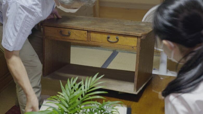 Y.T.のイニシャルが入った勉強机