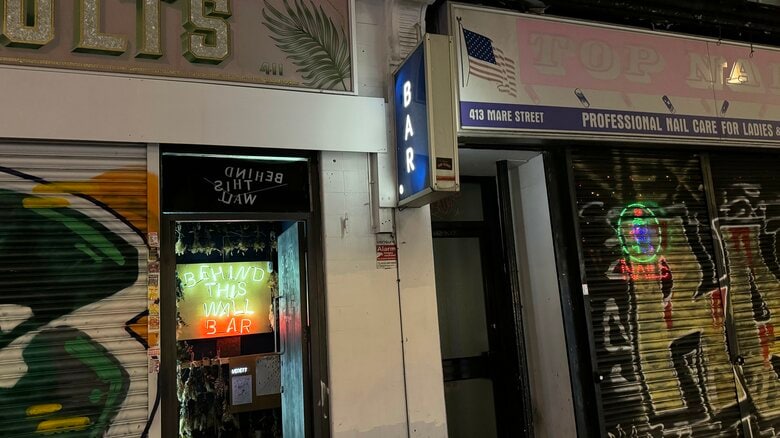 リスニングバー『Behind This Wall』の入り口