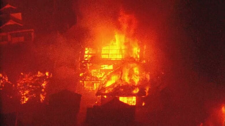 大船渡市の山林火災・住宅を焼く（上空から撮影）