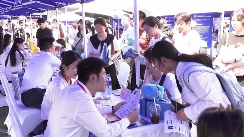 学生向け就職フェアでは多くの学生が群がる