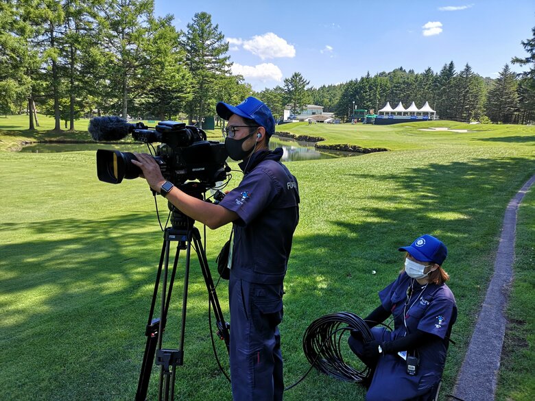 カメラマン 冷感マスクを着用　
