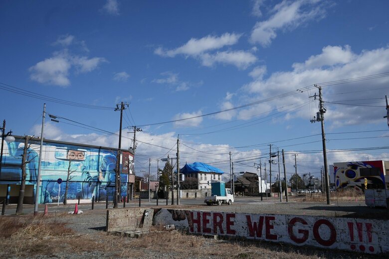 駅周辺から離れると無人の建物が並ぶ