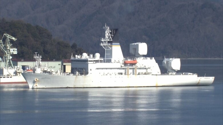 舞鶴港に入港する米ミサイル追跡艦ハワード･O･ロレンツェン(T-AGM-25)。後甲板にそびえる二つの構造体がコブラキング・レーダー。(2023年3月1日)