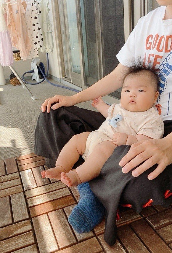 お父さんの腕をちぎりながら日光浴（提供：りらさん）