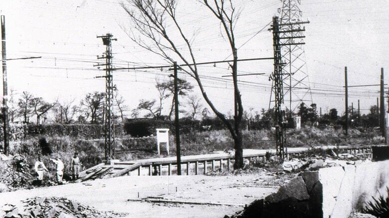 1945年5月に撮影された、空襲で焼失した世田谷中原（現世田谷代田）駅。
建物が火災で無くなりホームが残っている状態とみられる。　