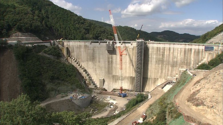 今がラストチャンス 水の無いダム底と紅葉が同時に楽しめる…建設中の香川最大・多目的ダム