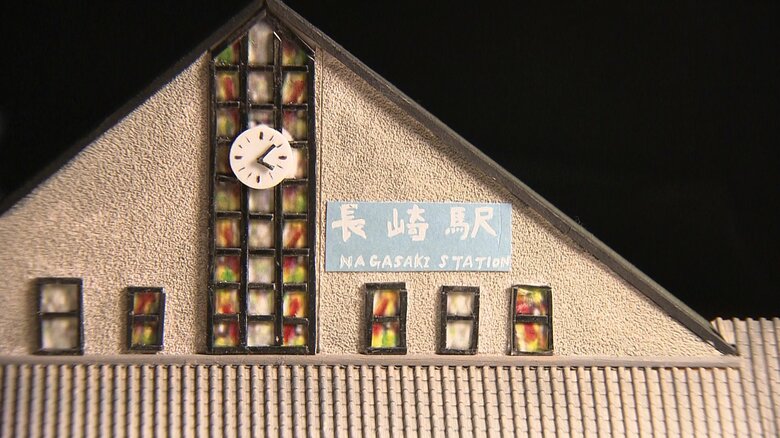 昭和30年代中頃の長崎駅。三角屋根やステンドグラスが目を引く