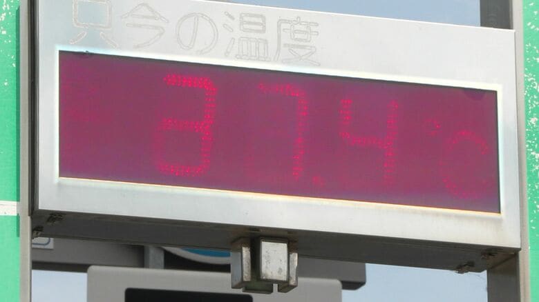 37.4℃を示す街中の気温計も