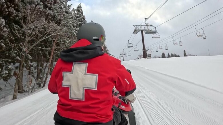 スノーモービルでパトロールに出発