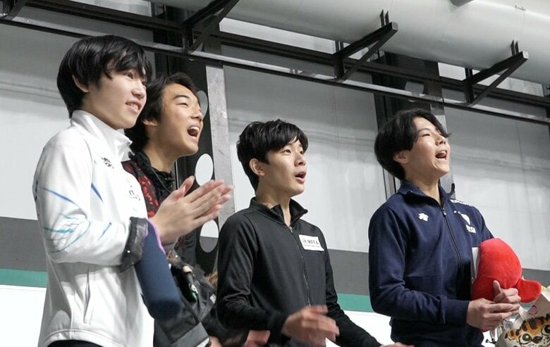 中田の演技を応援する男子選手たち