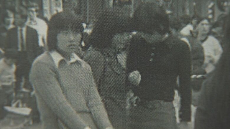 女性たちのファッションも時代を反映している